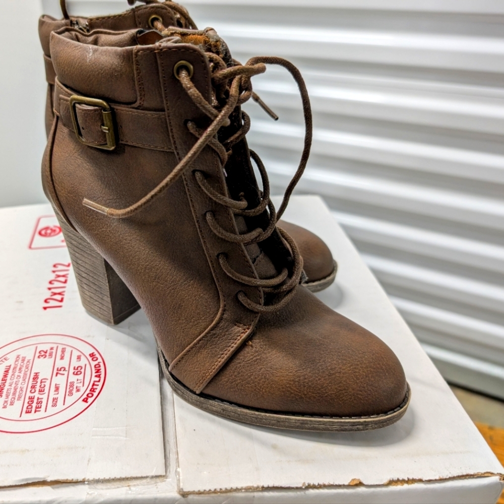 Daisy Fuentes Women's Faux Leather Ankle Boots, Size 5½, Brown